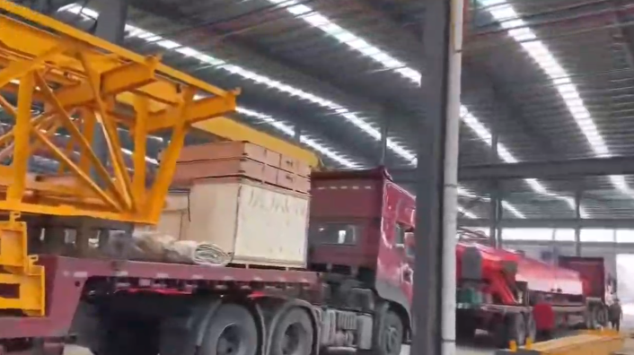 两辆起重机出厂发货安徽